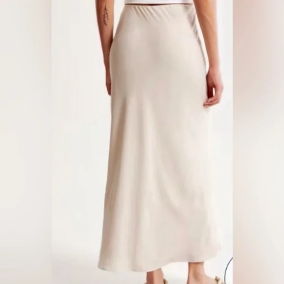 ABERCROMBIE AND FITCH - 2 Layer Flowy Maxi Skirt in Very Light Pink - Picture 2 of 7